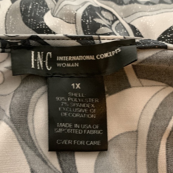 Woman’s short sleeve top in black and grey with geometric pattern. - Picture 7 of 8